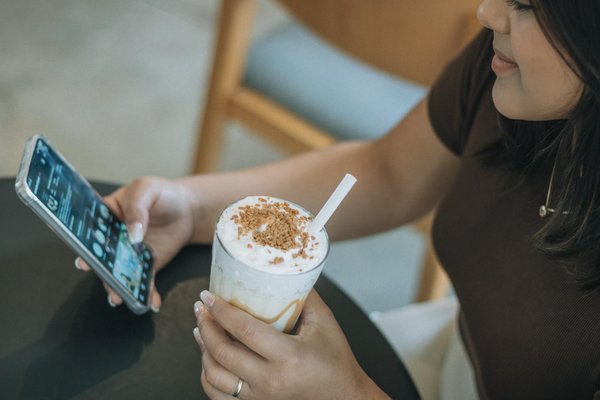 Découvrez des tables en bois époxy à vendre chez peonia
