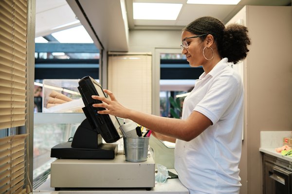 Guide d'achat pour choisir une caisse enregistreuse économique