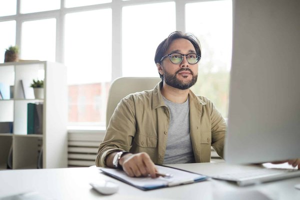 Comment développer une application mobile pour guider les touristes dans les musées locaux?